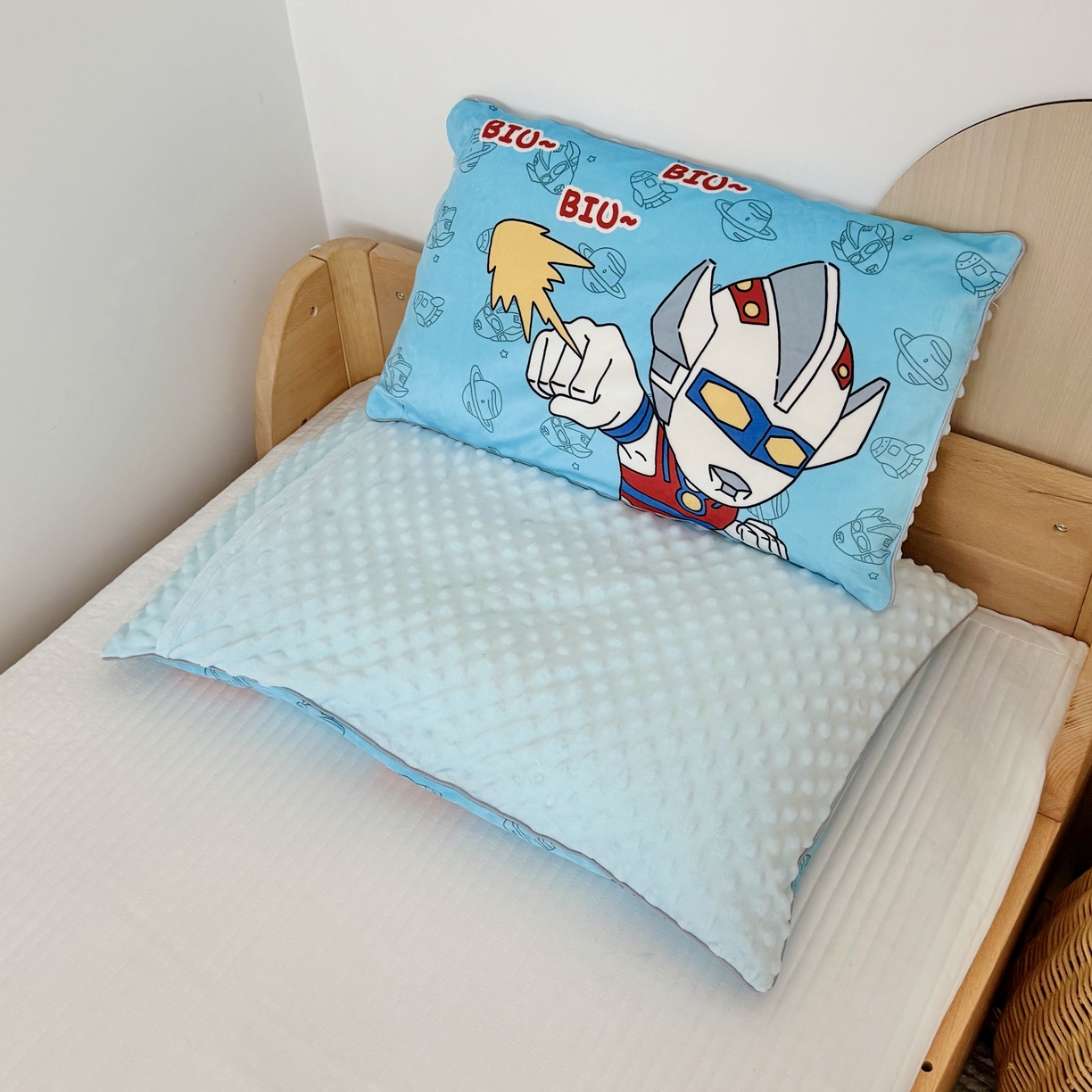 91家纺网 家纺一手货源 找家纺 （总）萌宝家纺 2025新款大版儿童豆豆绒枕套幼儿园安抚枕头枕芯