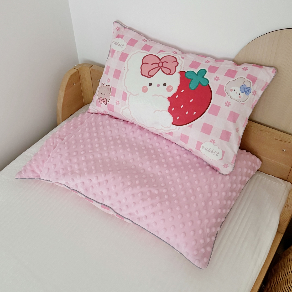91家纺网 家纺一手货源 找家纺 （总）萌宝家纺 2025新款大版儿童豆豆绒枕套幼儿园安抚枕头枕芯
