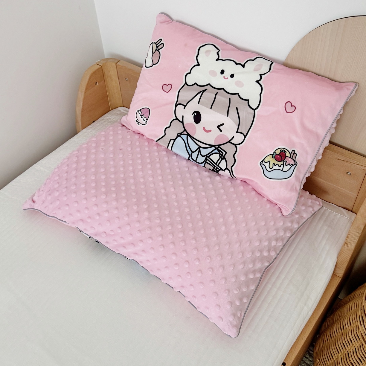 91家纺网 家纺一手货源 找家纺 （总）萌宝家纺 2025新款大版儿童豆豆绒枕套幼儿园安抚枕头枕芯