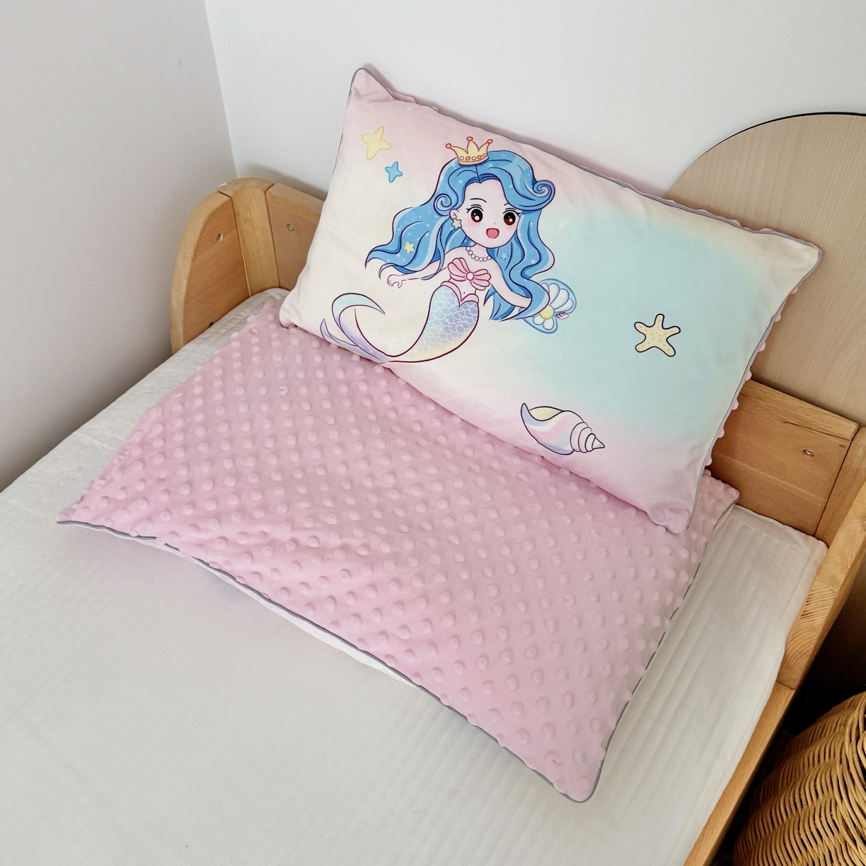 91家纺网 家纺一手货源 找家纺 （总）萌宝家纺 2025新款大版儿童豆豆绒枕套幼儿园安抚枕头枕芯