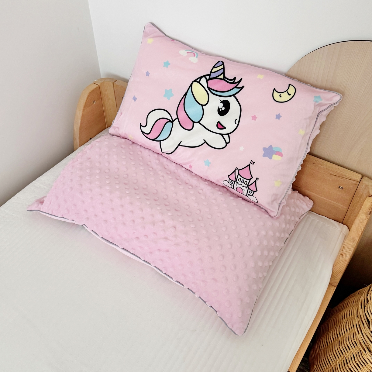 91家纺网 家纺一手货源 找家纺 （总）萌宝家纺 2025新款大版儿童豆豆绒枕套幼儿园安抚枕头枕芯