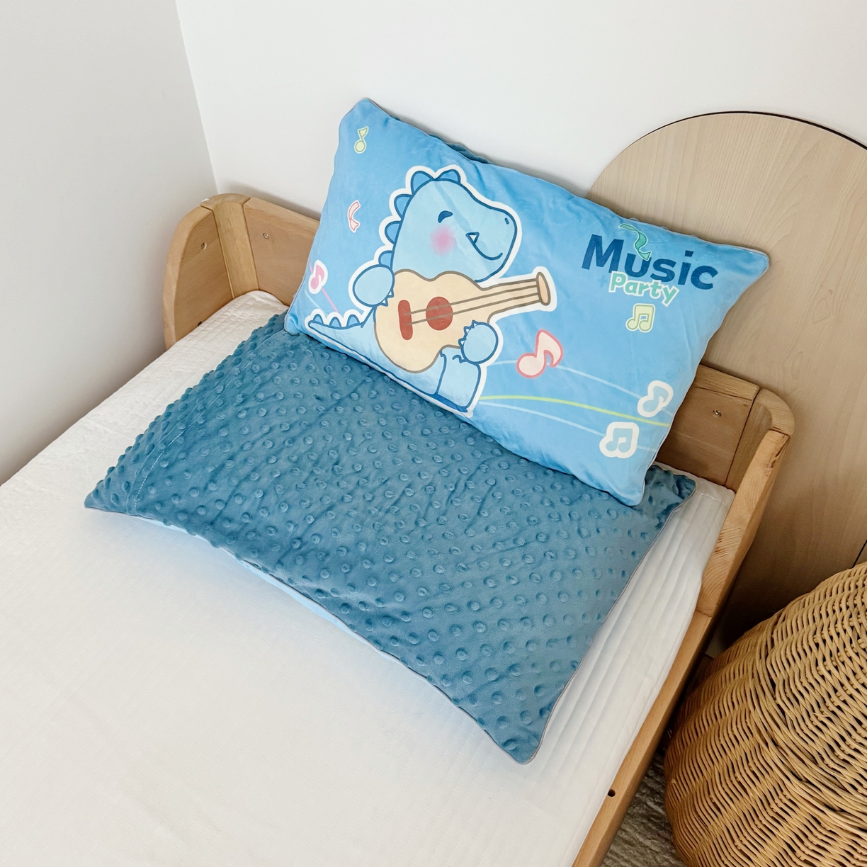 91家纺网 家纺一手货源 找家纺 （总）萌宝家纺 2025新款大版儿童豆豆绒枕套幼儿园安抚枕头枕芯