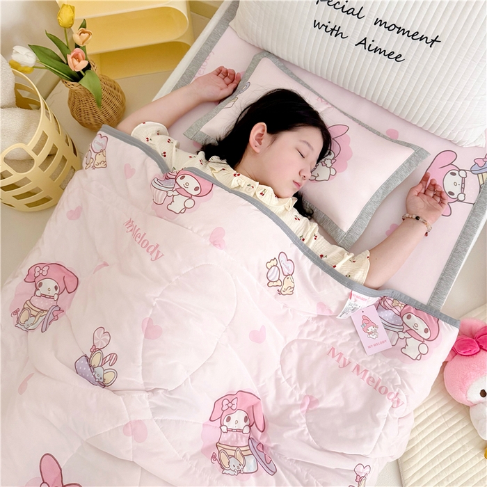 91家纺网 家纺一手货源 找家纺 （总）萌宝家纺 2025新款三丽鸥凉感丝夏被凉席三件套幼儿园小学生宿舍系列