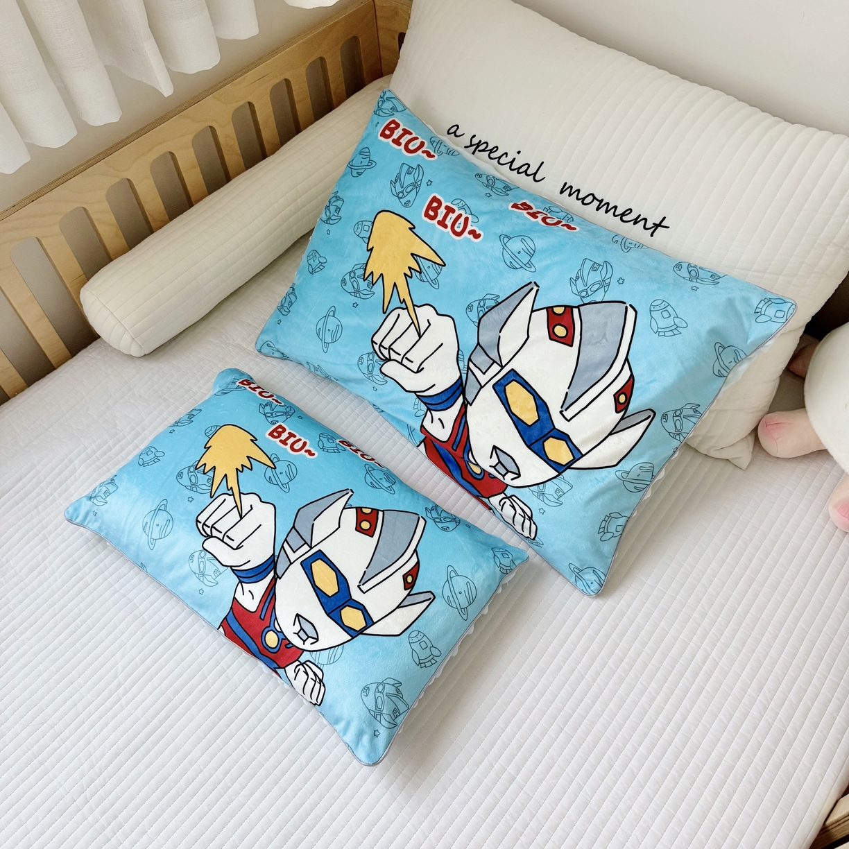 91家纺网 家纺一手货源 找家纺 萌宝家纺 2025新款大版儿童豆豆绒枕套幼儿园安抚枕头枕芯 凹凸曼