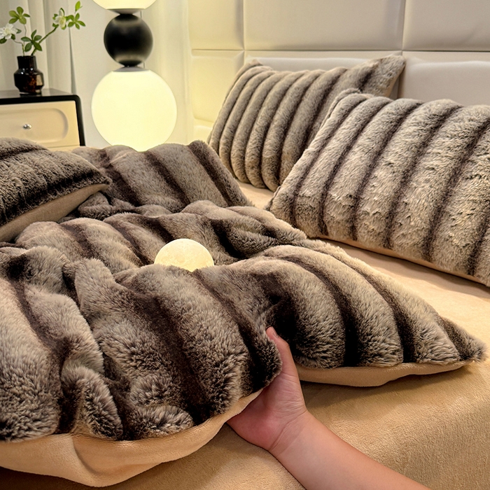 91家纺网 家纺一手货源 找家纺 唐人居 2025新款兔毛绒牛奶绒四件套--条纹 条纹-卡其