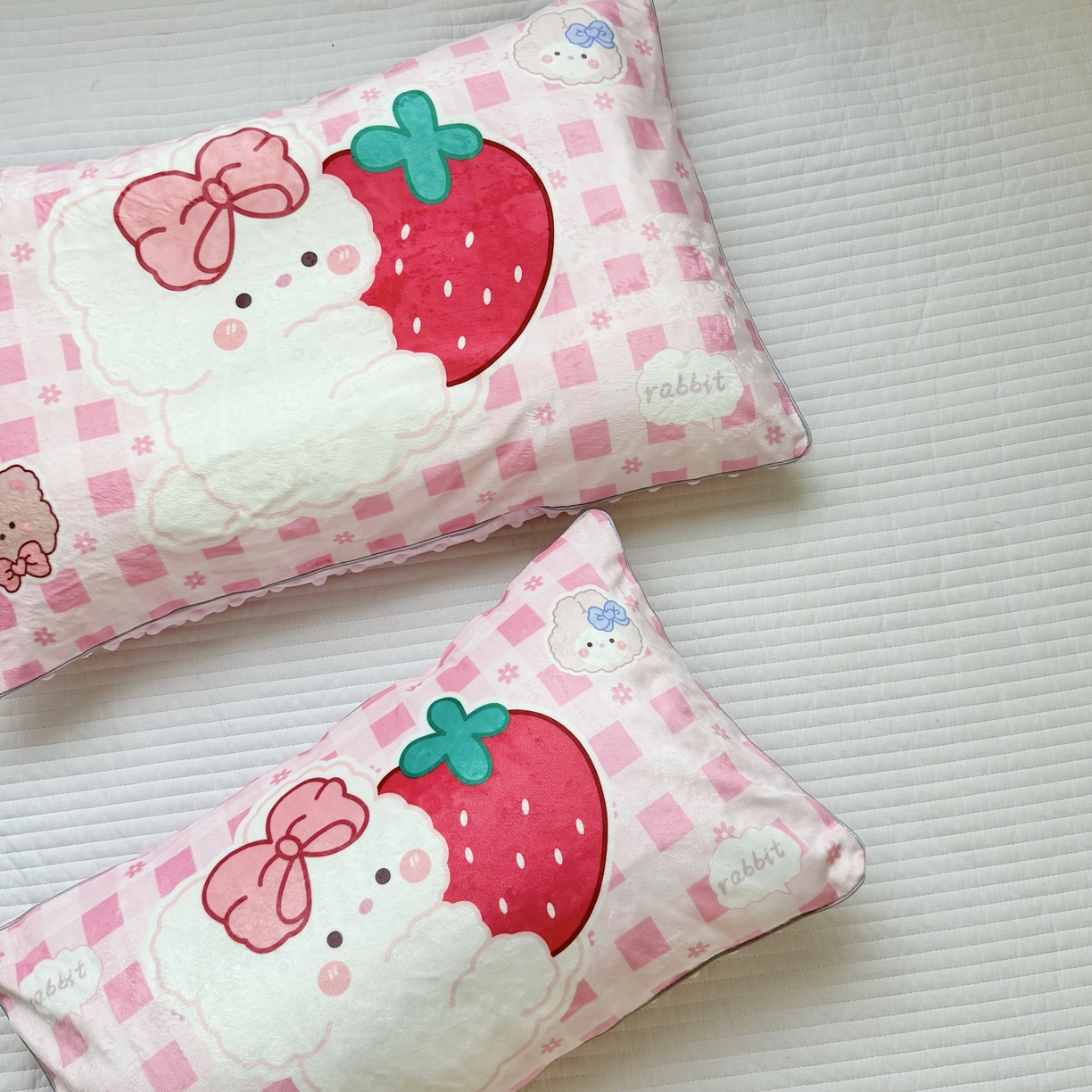 91家纺网 家纺一手货源 找家纺 萌宝家纺 2025新款大版儿童豆豆绒枕套幼儿园安抚枕头枕芯 草莓熊