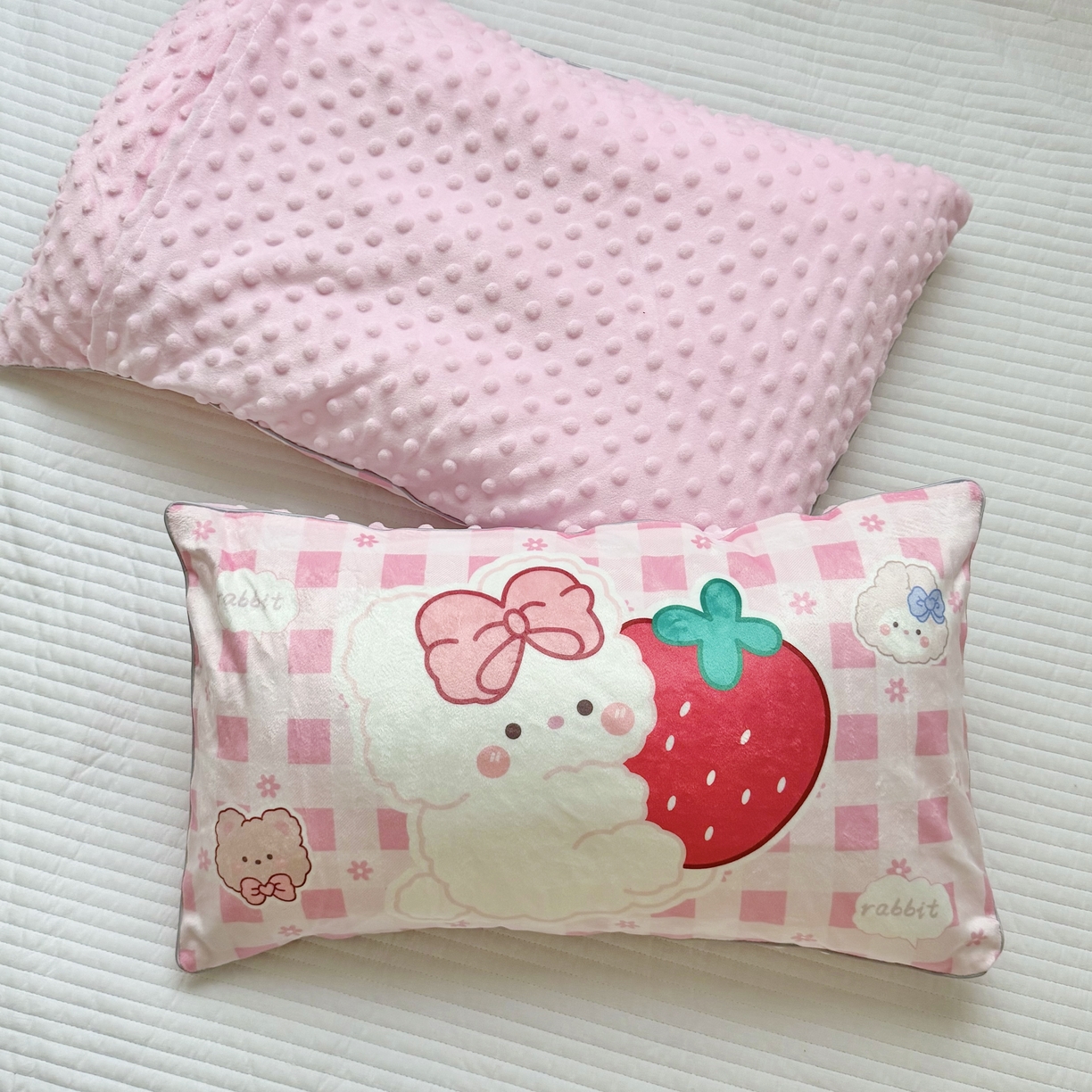 91家纺网 家纺一手货源 找家纺 萌宝家纺 2025新款大版儿童豆豆绒枕套幼儿园安抚枕头枕芯 草莓熊