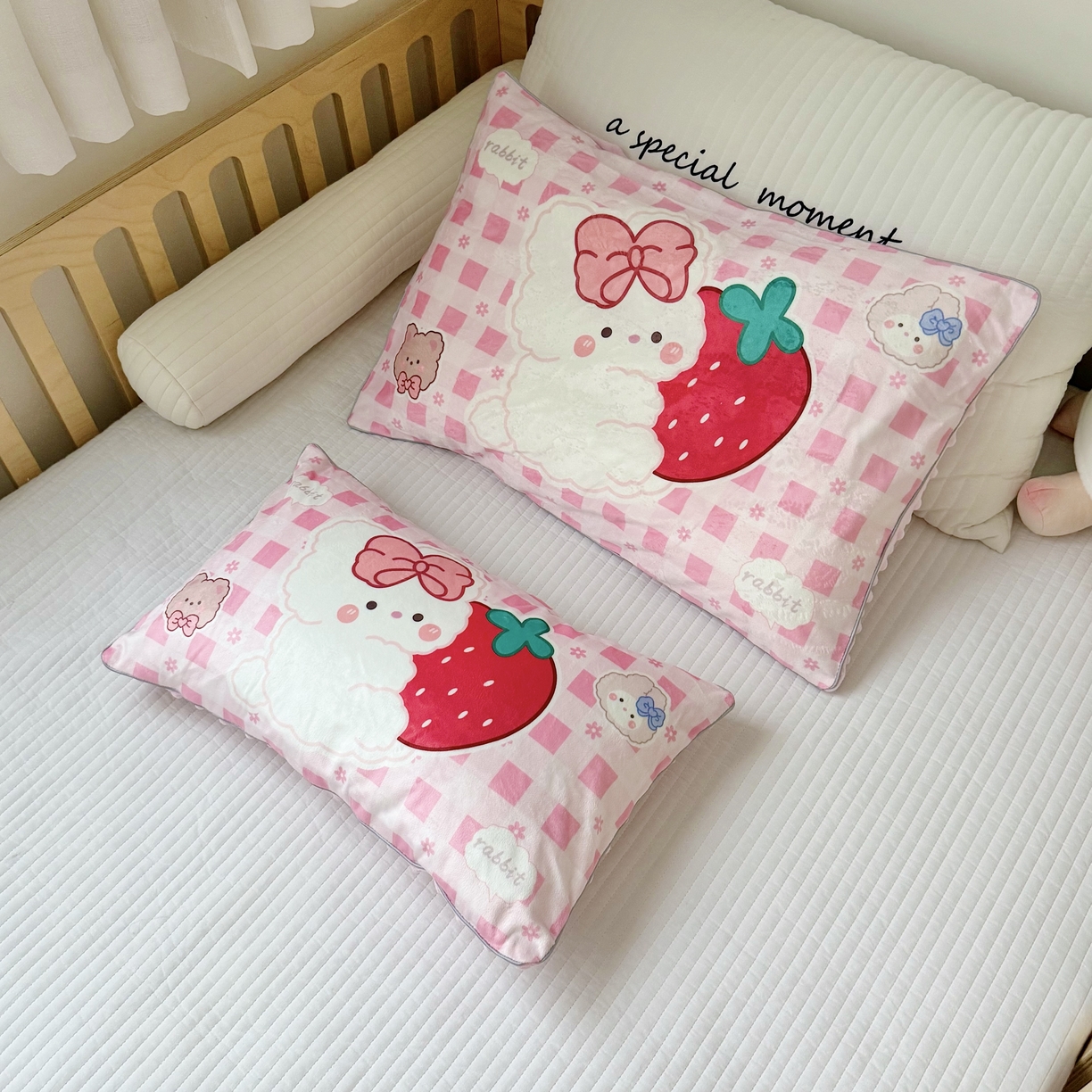 91家纺网 家纺一手货源 找家纺 萌宝家纺 2025新款大版儿童豆豆绒枕套幼儿园安抚枕头枕芯 草莓熊