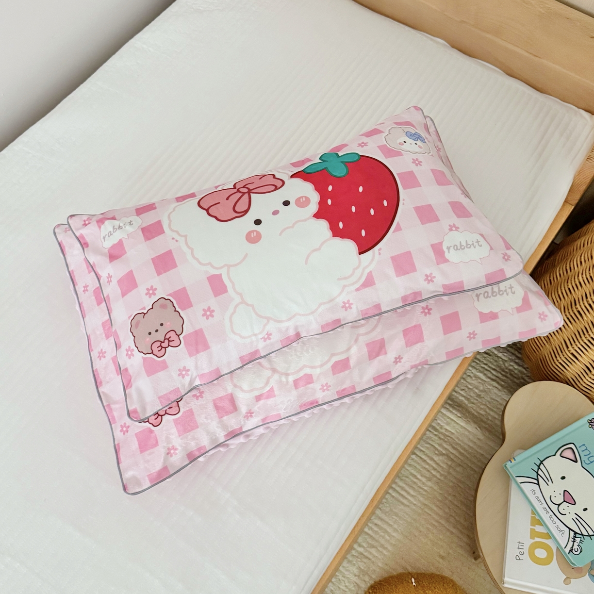 91家纺网 家纺一手货源 找家纺 萌宝家纺 2025新款大版儿童豆豆绒枕套幼儿园安抚枕头枕芯 草莓熊