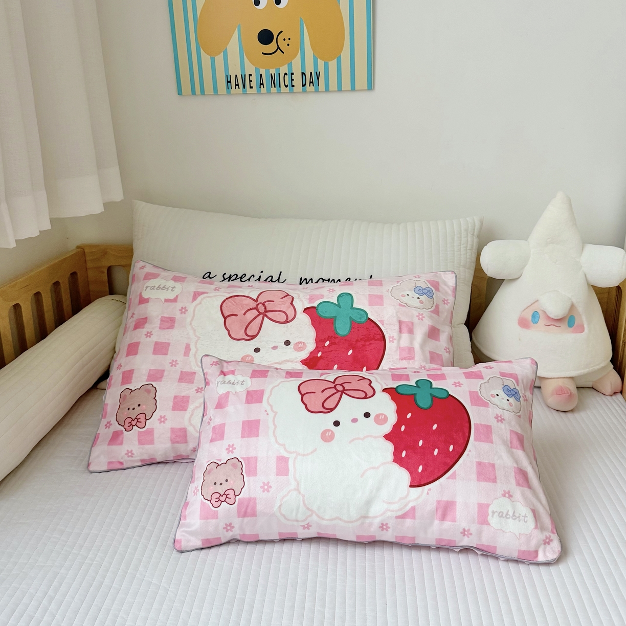 91家纺网 家纺一手货源 找家纺 萌宝家纺 2025新款大版儿童豆豆绒枕套幼儿园安抚枕头枕芯 草莓熊