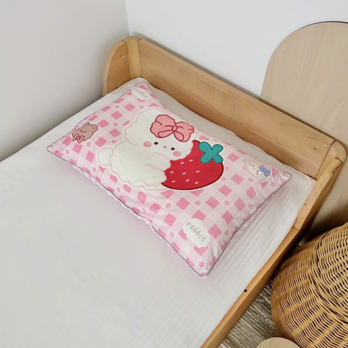 91家纺网 家纺一手货源 找家纺 萌宝家纺 2025新款大版儿童豆豆绒枕套幼儿园安抚枕头枕芯 草莓熊