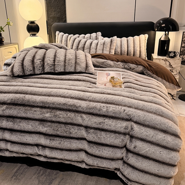 91家纺网 家纺一手货源 找家纺 唐人居 2025新款兔毛绒牛奶绒四件套--条纹 条纹-灰棕