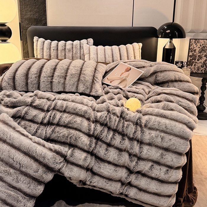 91家纺网 家纺一手货源 找家纺 唐人居 2025新款兔毛绒牛奶绒四件套--条纹 条纹-灰棕