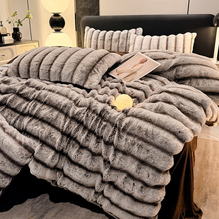 91家纺网 家纺一手货源 找家纺 唐人居 2025新款兔毛绒牛奶绒四件套--条纹 条纹-灰棕