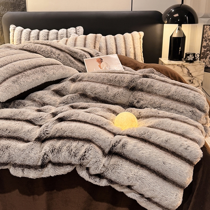 91家纺网 家纺一手货源 找家纺 唐人居 2025新款兔毛绒牛奶绒四件套--条纹 条纹-灰棕