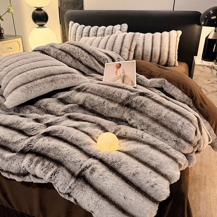 91家纺网 家纺一手货源 找家纺 唐人居 2025新款兔毛绒牛奶绒四件套--条纹 条纹-灰棕