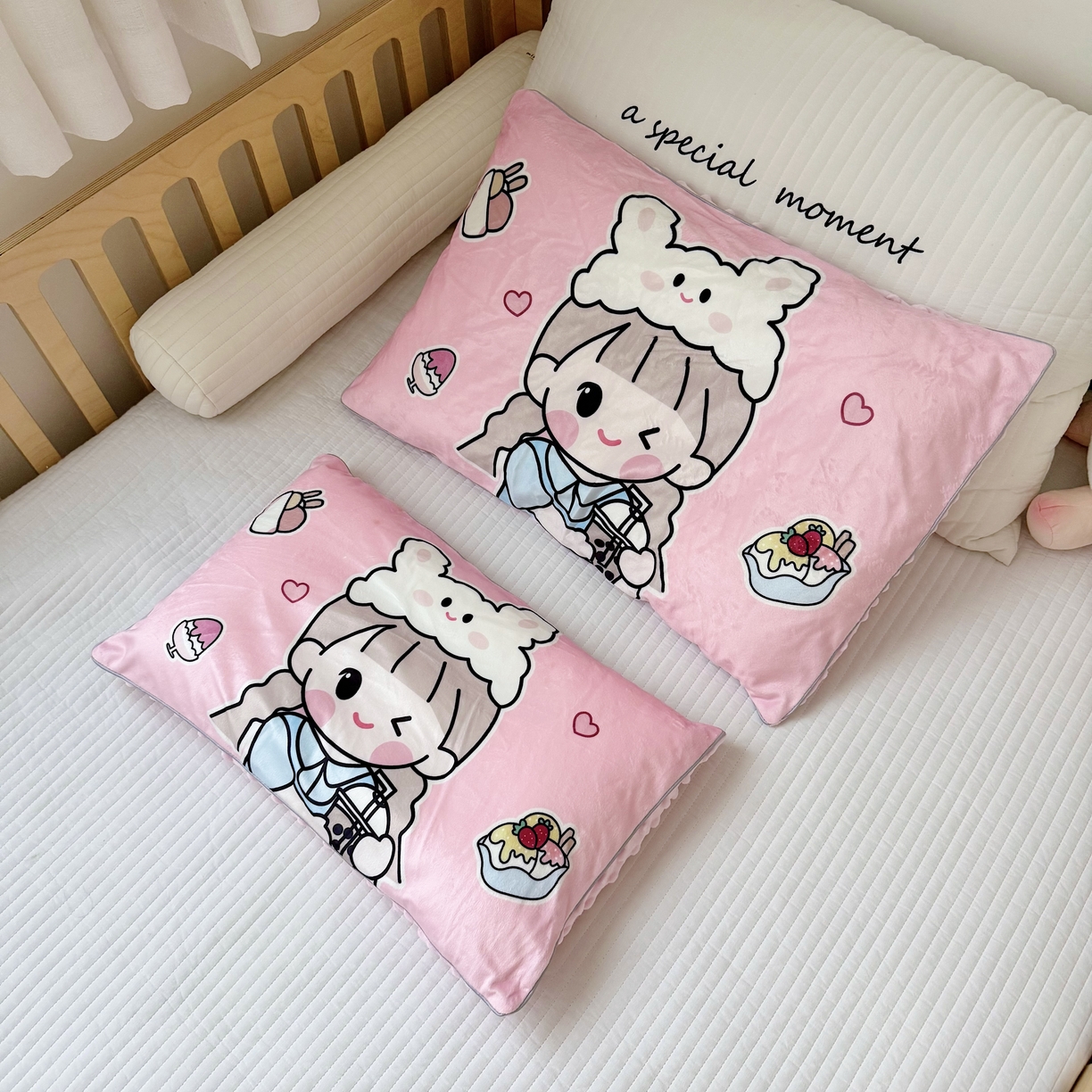 91家纺网 家纺一手货源 找家纺 萌宝家纺 2025新款大版儿童豆豆绒枕套幼儿园安抚枕头枕芯 调皮女孩