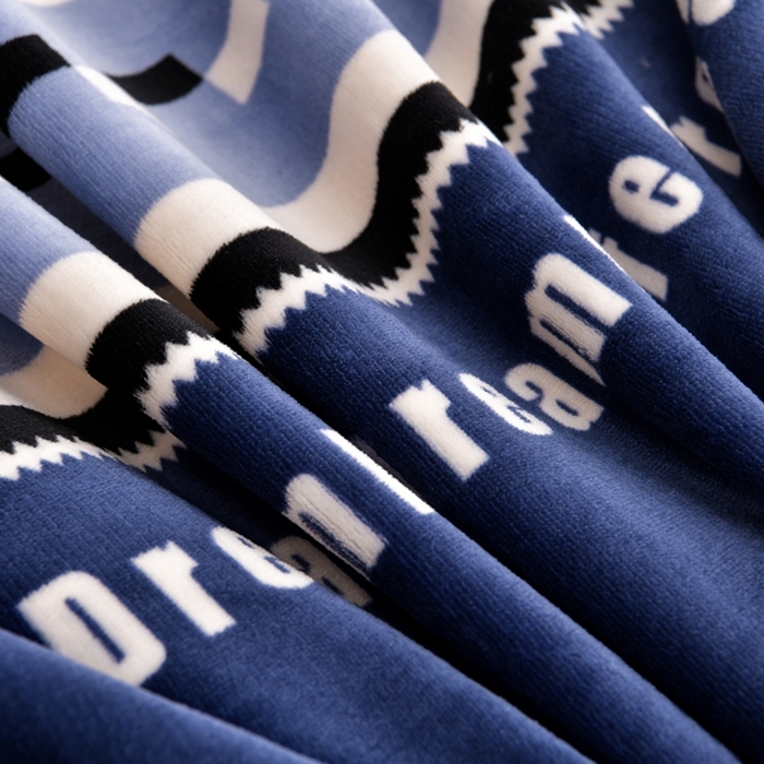 91家纺网 家纺一手货源 找家纺 芯诗曼2025新款8.5斤直播热款高克重牛奶绒法莱绒水晶金貂法莱绒四件套 发财鹿