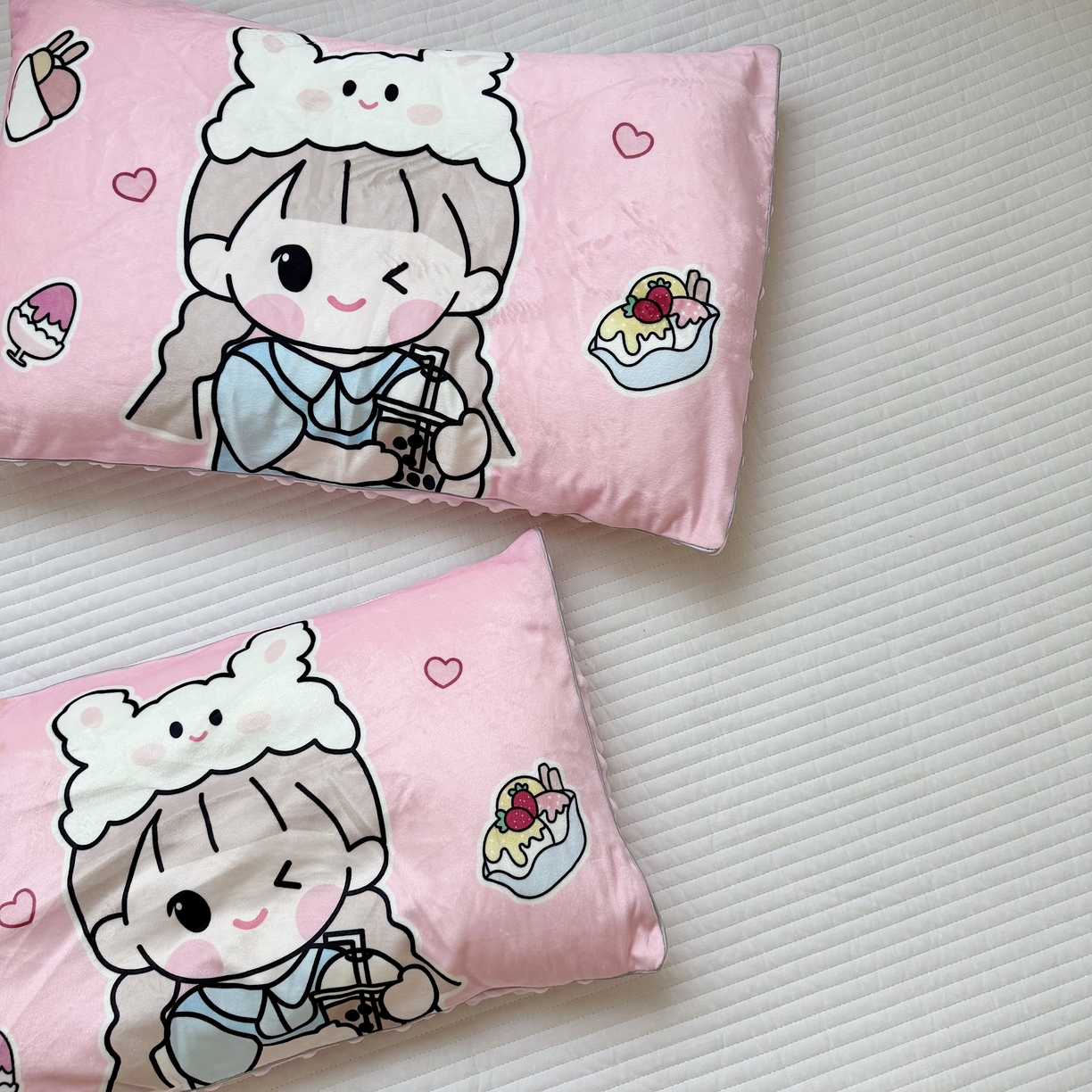 91家纺网 家纺一手货源 找家纺 萌宝家纺 2025新款大版儿童豆豆绒枕套幼儿园安抚枕头枕芯 调皮女孩