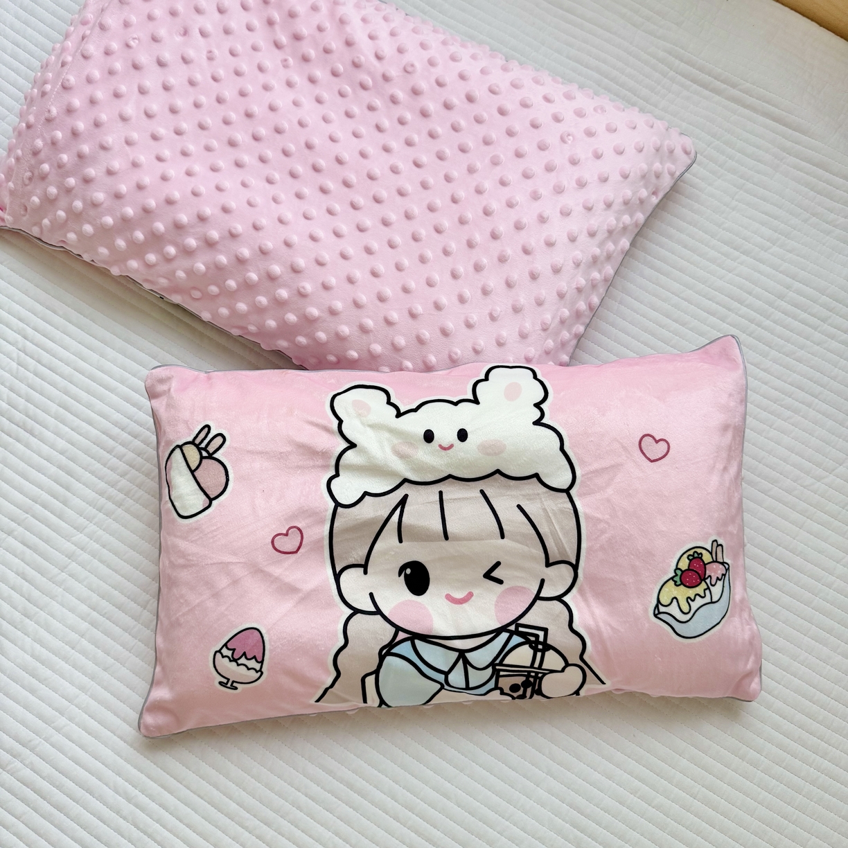 91家纺网 家纺一手货源 找家纺 萌宝家纺 2025新款大版儿童豆豆绒枕套幼儿园安抚枕头枕芯 调皮女孩