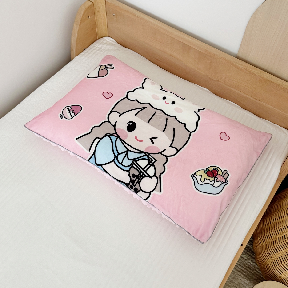 91家纺网 家纺一手货源 找家纺 萌宝家纺 2025新款大版儿童豆豆绒枕套幼儿园安抚枕头枕芯 调皮女孩