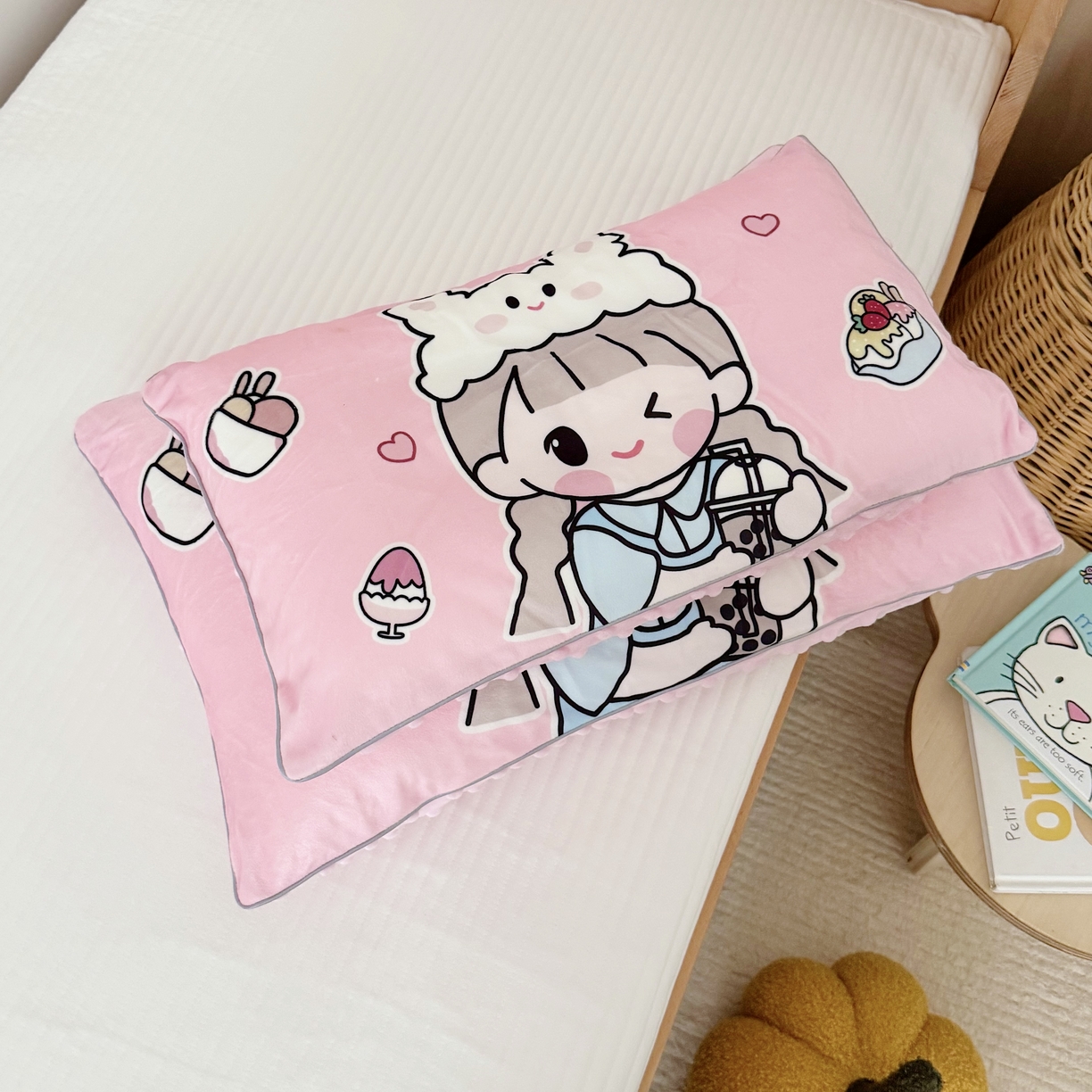 91家纺网 家纺一手货源 找家纺 萌宝家纺 2025新款大版儿童豆豆绒枕套幼儿园安抚枕头枕芯 调皮女孩