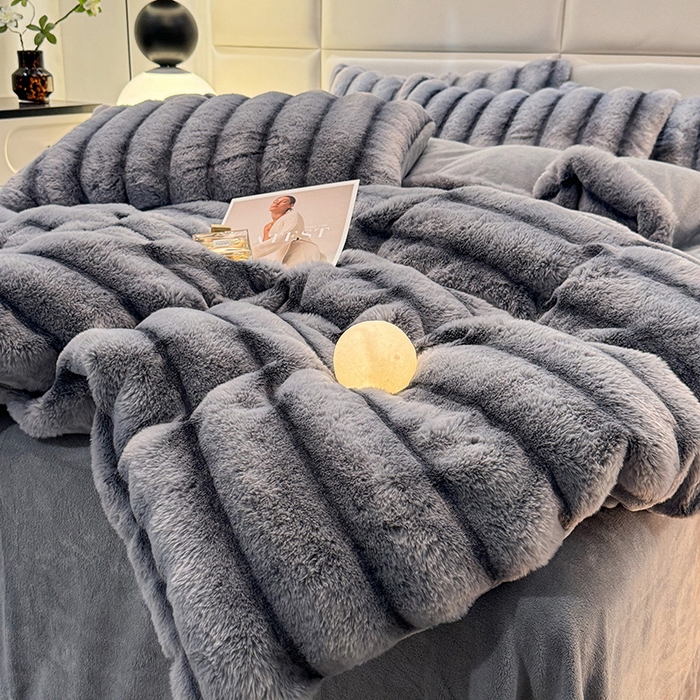 91家纺网 家纺一手货源 找家纺 唐人居 2025新款兔毛绒牛奶绒四件套--条纹 条纹-浅灰