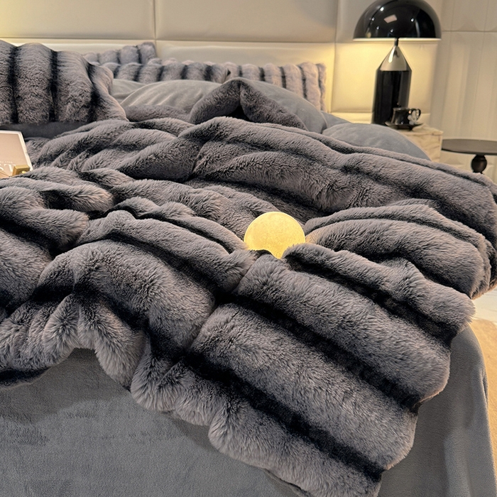 91家纺网 家纺一手货源 找家纺 唐人居 2025新款兔毛绒牛奶绒四件套--条纹 条纹-深灰