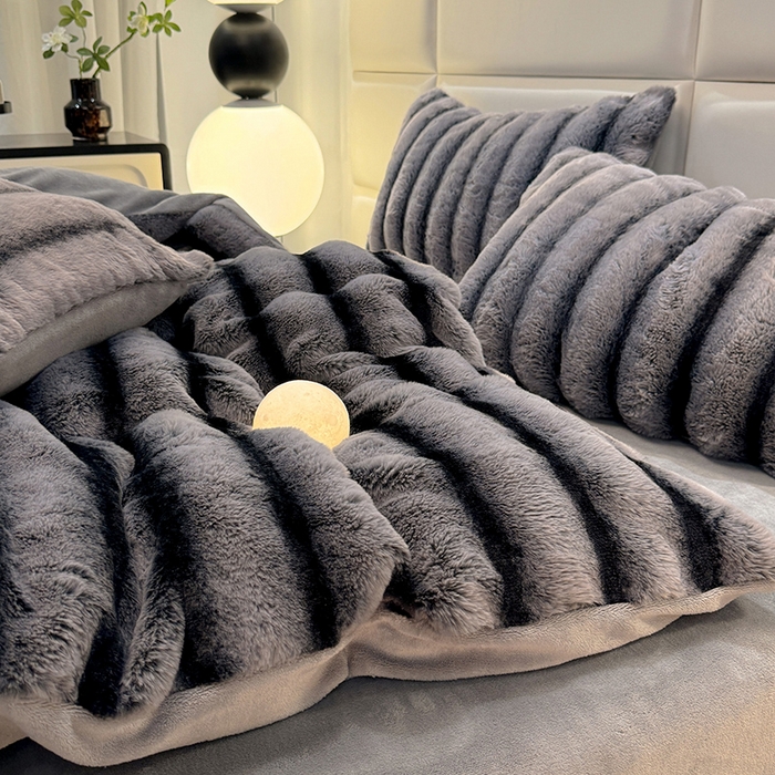 91家纺网 家纺一手货源 找家纺 唐人居 2025新款兔毛绒牛奶绒四件套--条纹 条纹-深灰