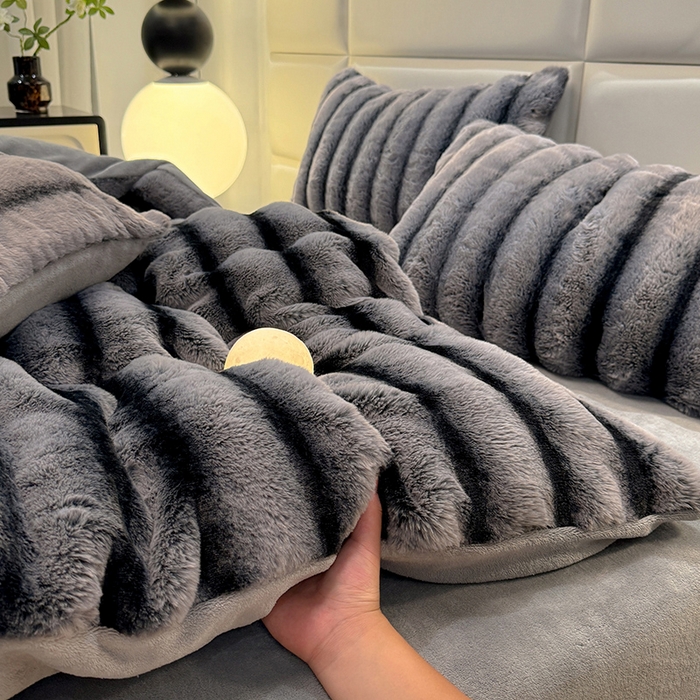 91家纺网 家纺一手货源 找家纺 唐人居 2025新款兔毛绒牛奶绒四件套--条纹 条纹-深灰