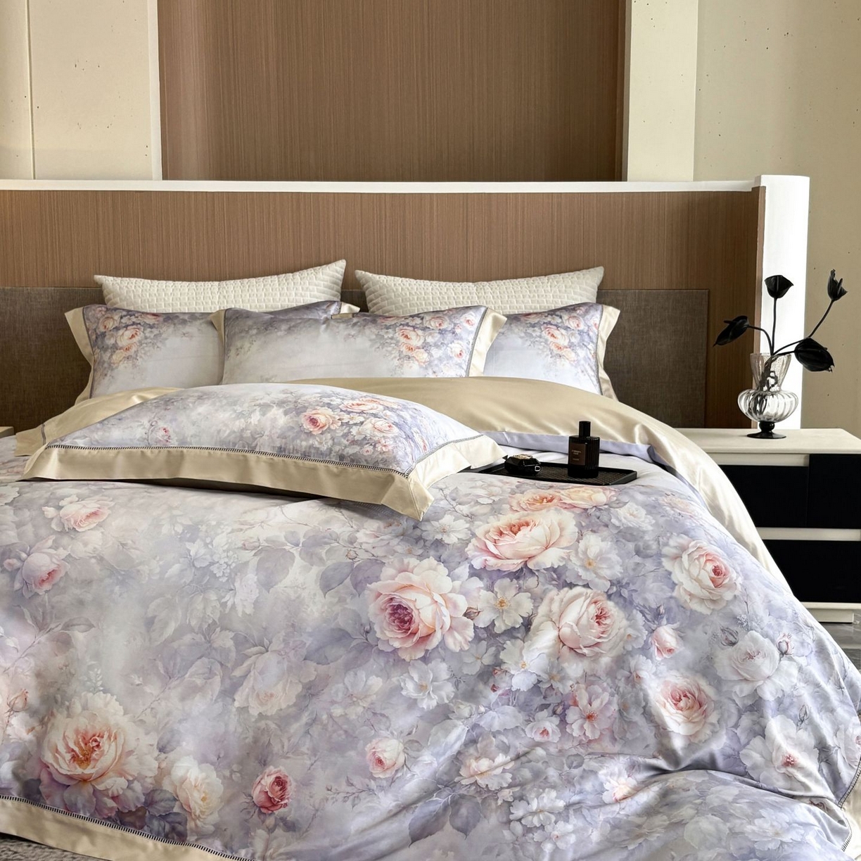 91家纺网 家纺一手货源 找家纺 佳汐蓝家纺 2025新款天丝棉数码印花镂空床盖款四件套 伊利花园紫