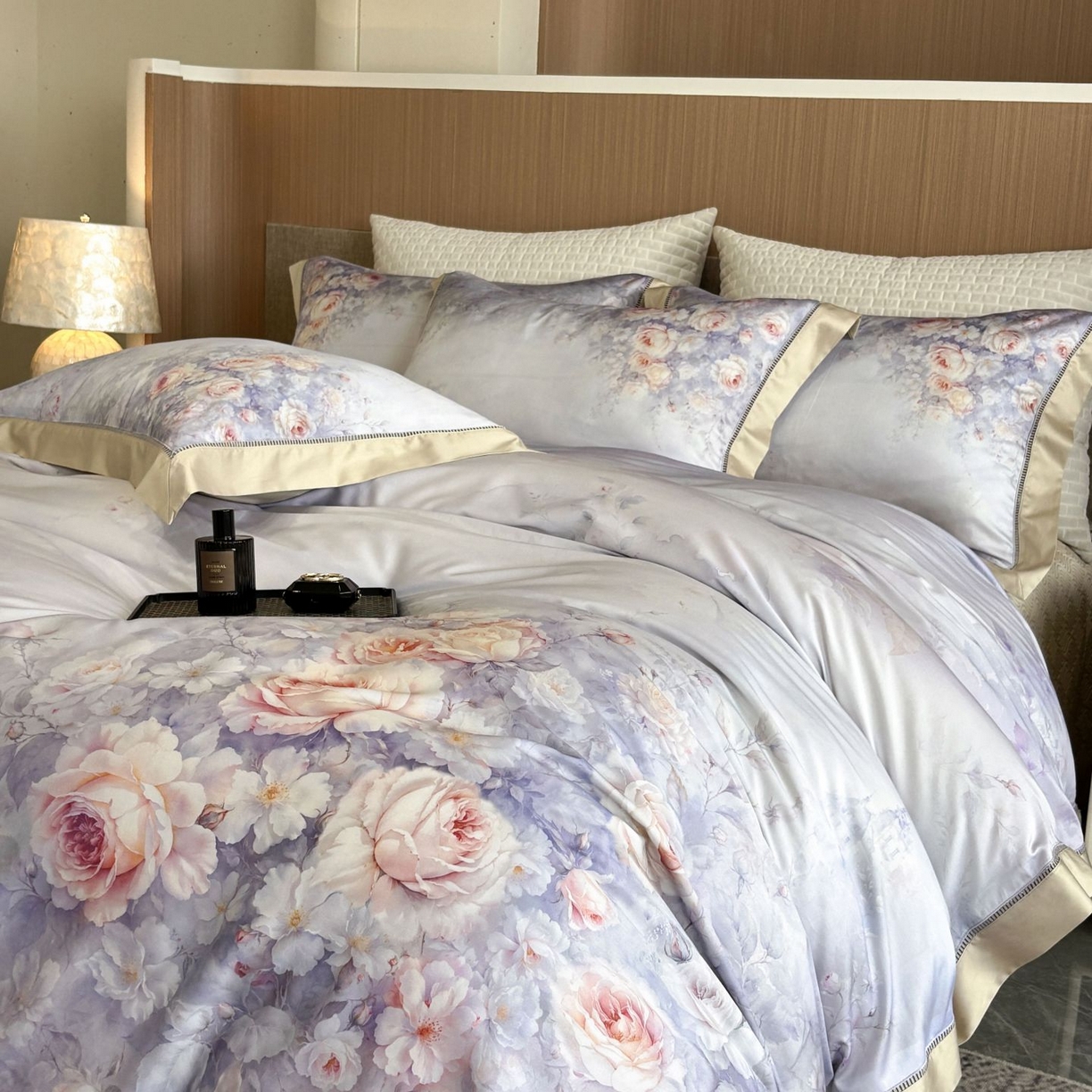 91家纺网 家纺一手货源 找家纺 佳汐蓝家纺 2025新款天丝棉数码印花镂空床盖款四件套 伊利花园紫