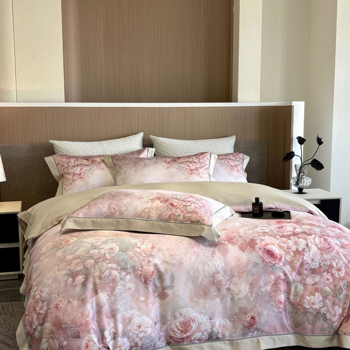 91家纺网 家纺一手货源 找家纺 佳汐蓝家纺 2025新款天丝棉数码印花镂空床盖款四件套 伊利花园粉