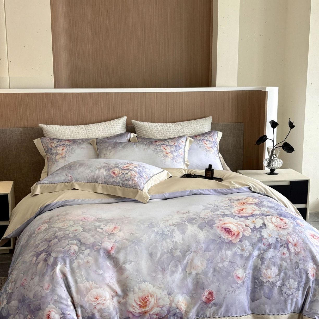 91家纺网 家纺一手货源 找家纺 佳汐蓝家纺 2025新款天丝棉数码印花镂空床盖款四件套 伊利花园紫