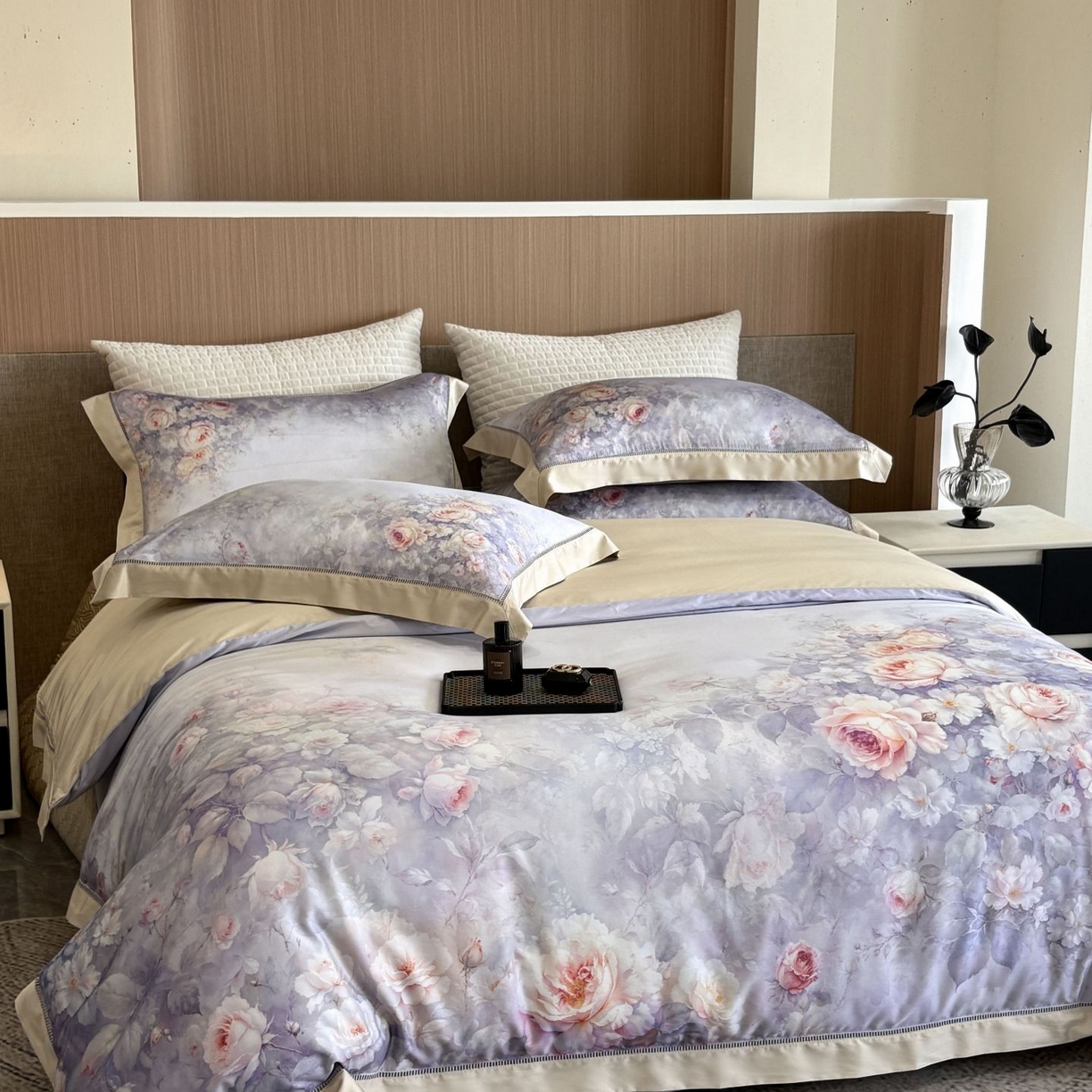 91家纺网 家纺一手货源 找家纺 佳汐蓝家纺 2025新款天丝棉数码印花镂空床盖款四件套 伊利花园紫