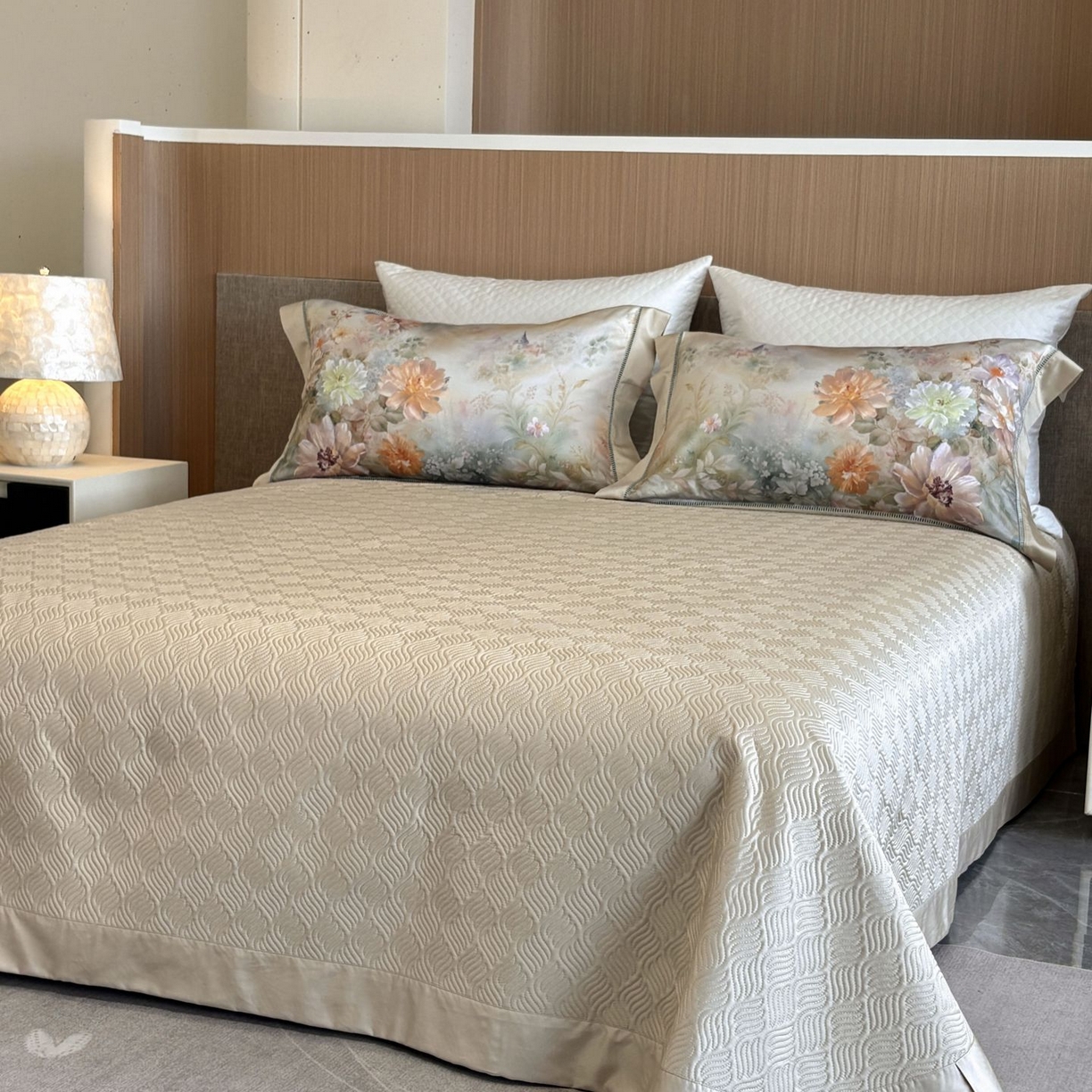 91家纺网 家纺一手货源 找家纺 佳汐蓝家纺 2025新款天丝棉数码印花镂空床盖款四件套 花间悦-绿