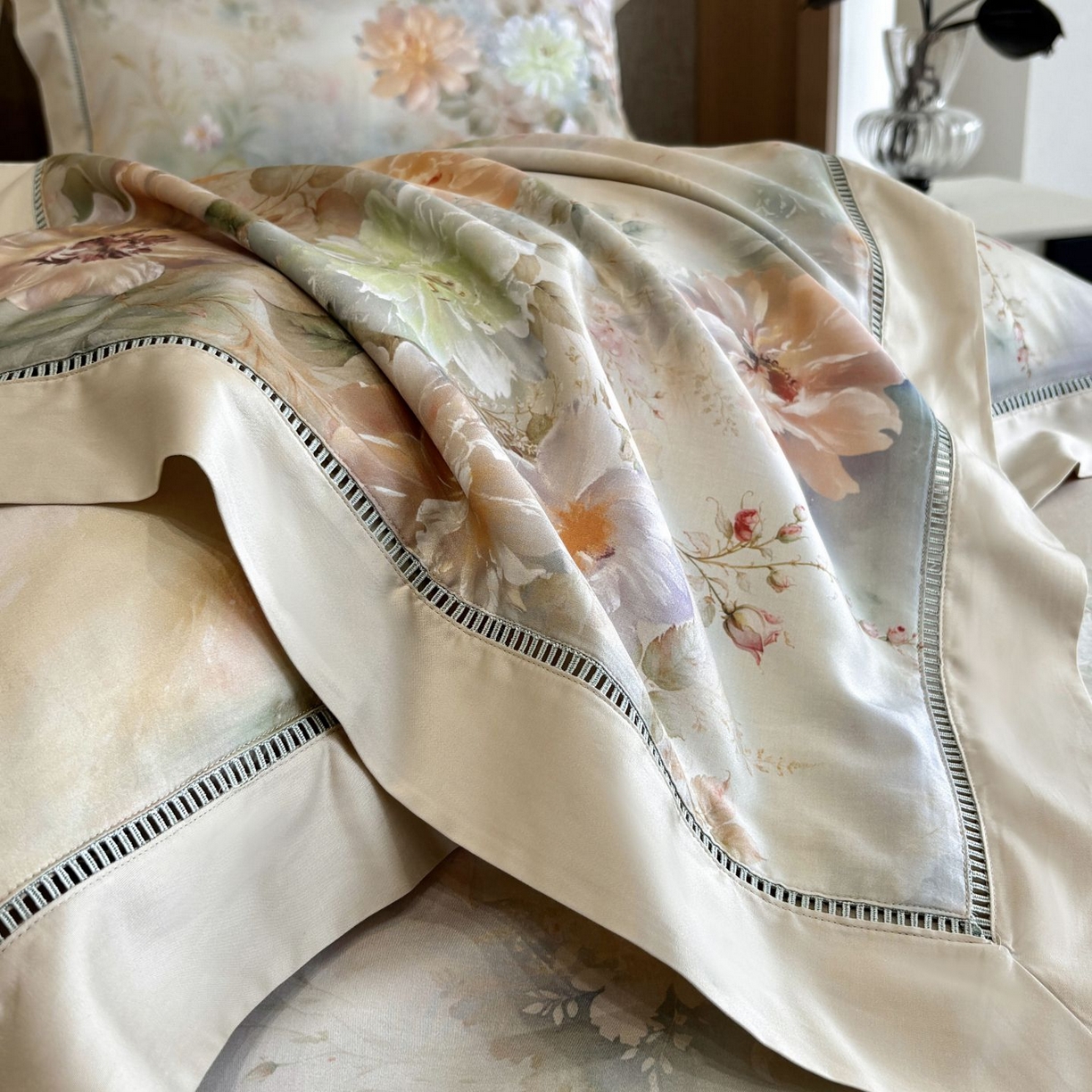 91家纺网 家纺一手货源 找家纺 佳汐蓝家纺 2025新款天丝棉数码印花镂空床盖款四件套 花间悦-绿