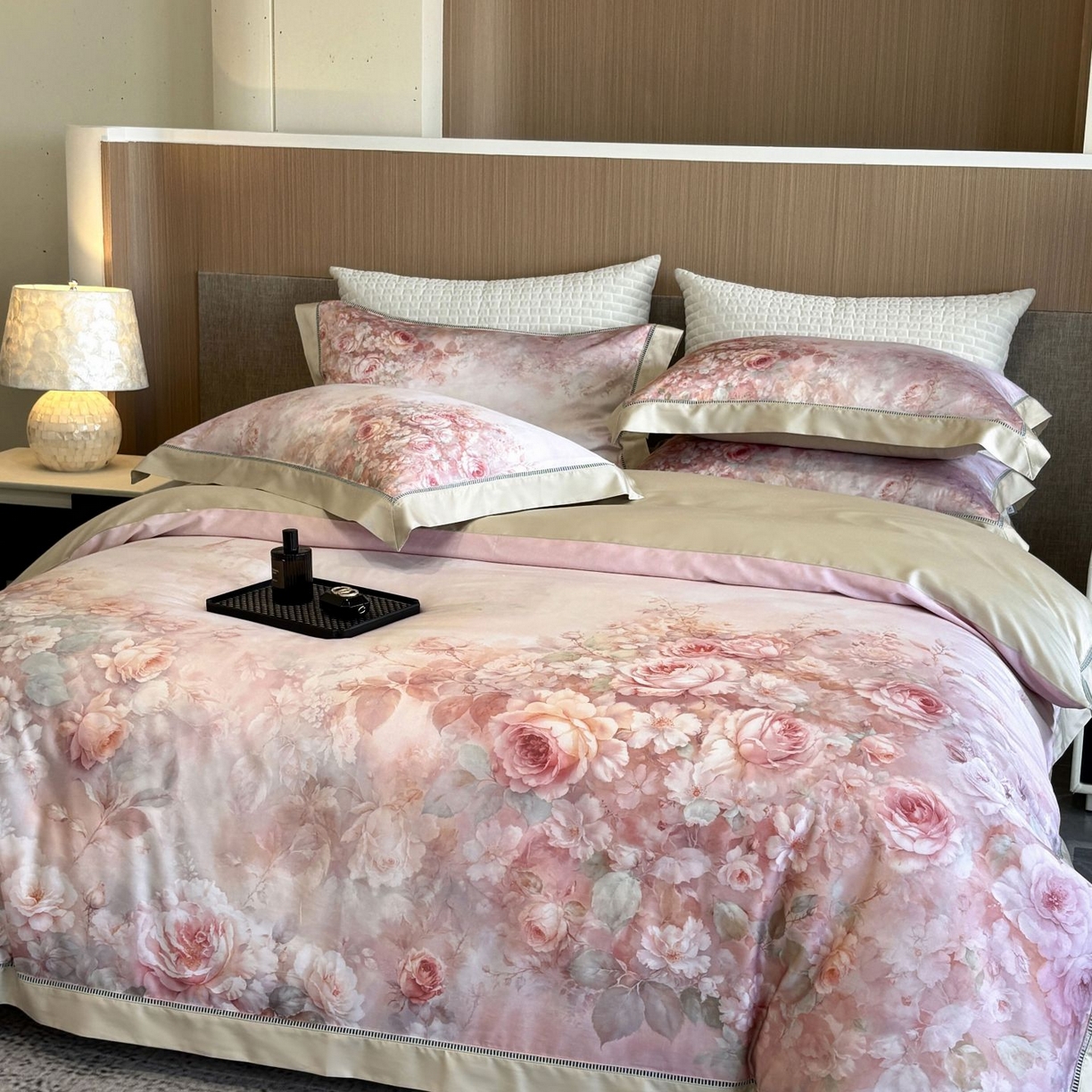 91家纺网 家纺一手货源 找家纺 佳汐蓝家纺 2025新款天丝棉数码印花镂空床盖款四件套 伊利花园粉