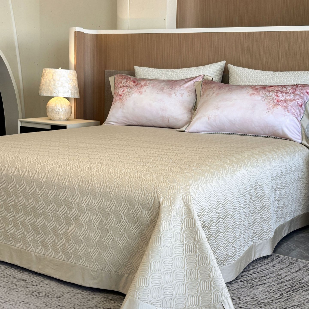 91家纺网 家纺一手货源 找家纺 佳汐蓝家纺 2025新款天丝棉数码印花镂空床盖款四件套 伊利花园粉