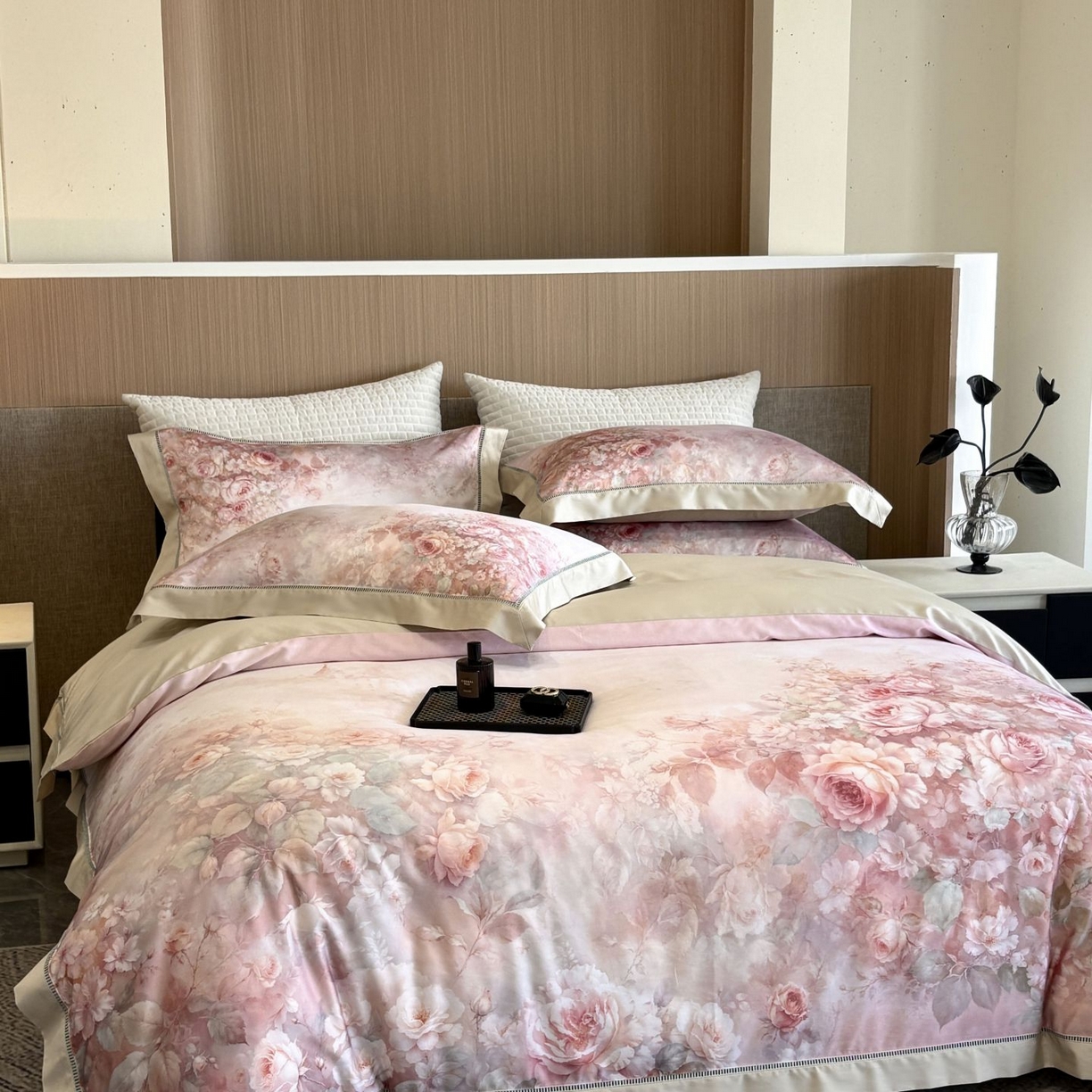 91家纺网 家纺一手货源 找家纺 佳汐蓝家纺 2025新款天丝棉数码印花镂空床盖款四件套 伊利花园粉