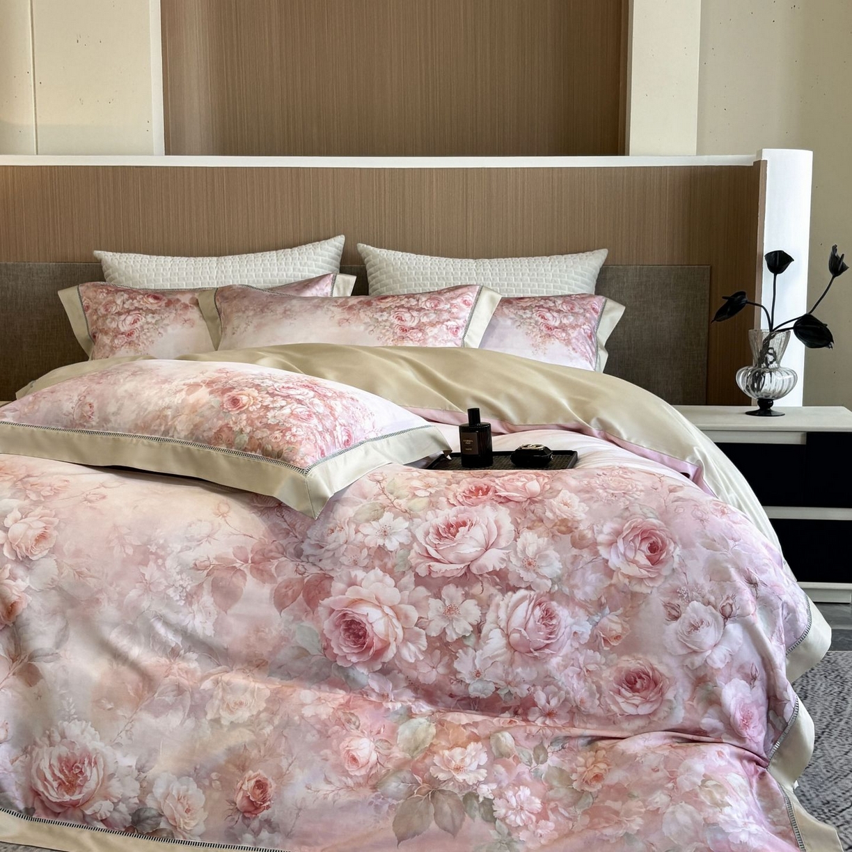 91家纺网 家纺一手货源 找家纺 佳汐蓝家纺 2025新款天丝棉数码印花镂空床盖款四件套 伊利花园粉