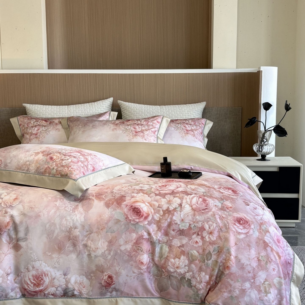 91家纺网 家纺一手货源 找家纺 佳汐蓝家纺 2025新款天丝棉数码印花镂空床盖款四件套 伊利花园粉