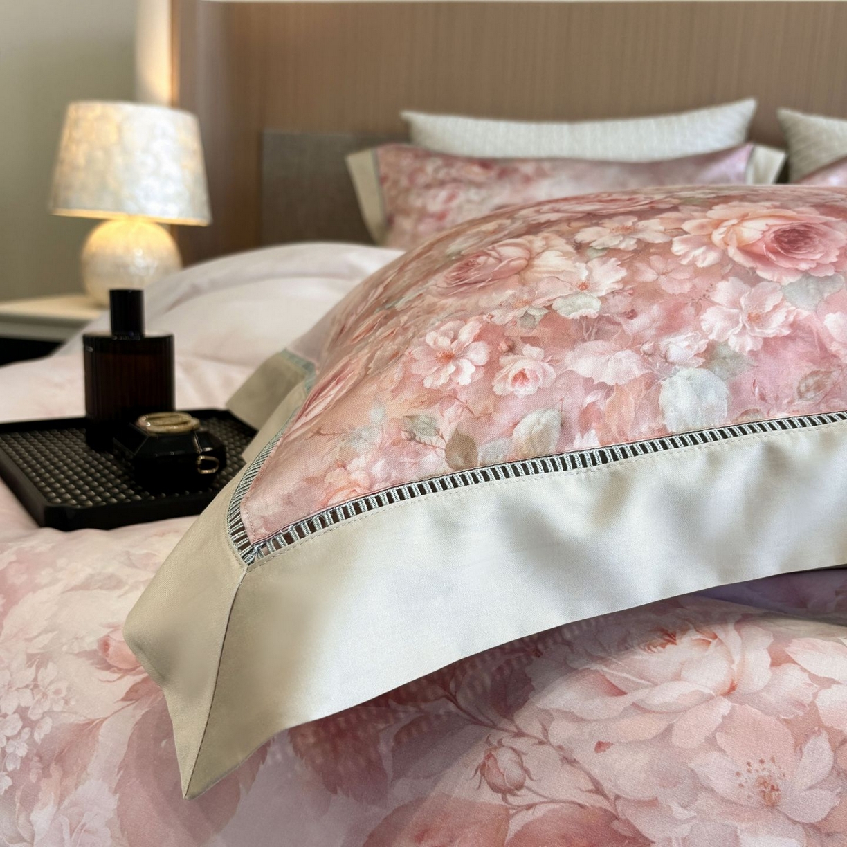 91家纺网 家纺一手货源 找家纺 佳汐蓝家纺 2025新款天丝棉数码印花镂空床盖款四件套 伊利花园粉