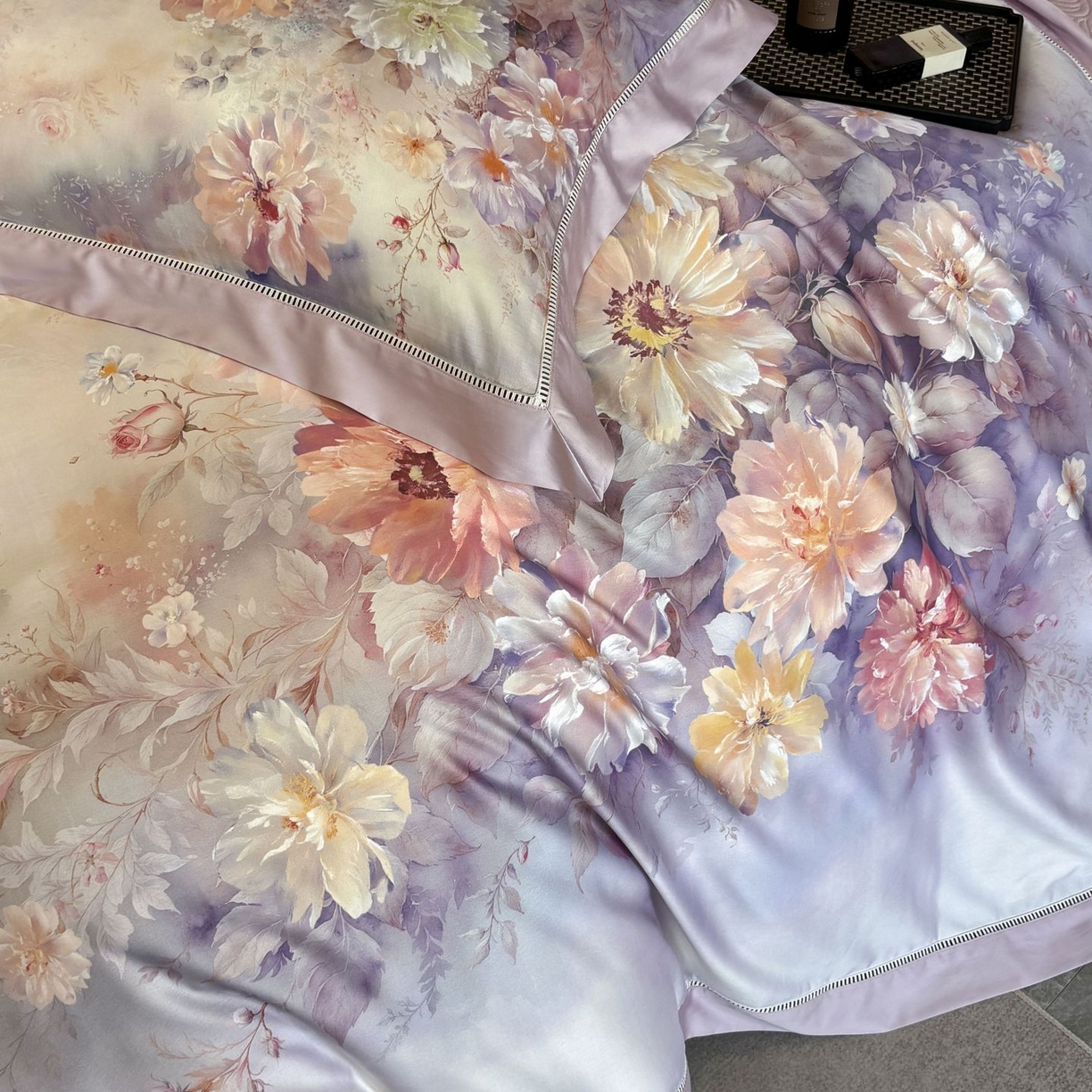 91家纺网 家纺一手货源 找家纺 佳汐蓝家纺 2025新款天丝棉数码印花镂空床盖款四件套 花间悦-紫