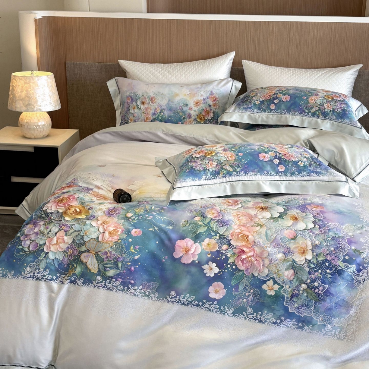 91家纺网 家纺一手货源 找家纺 佳汐蓝家纺 2025新款天丝棉数码印花镂空床盖款四件套 素影兰