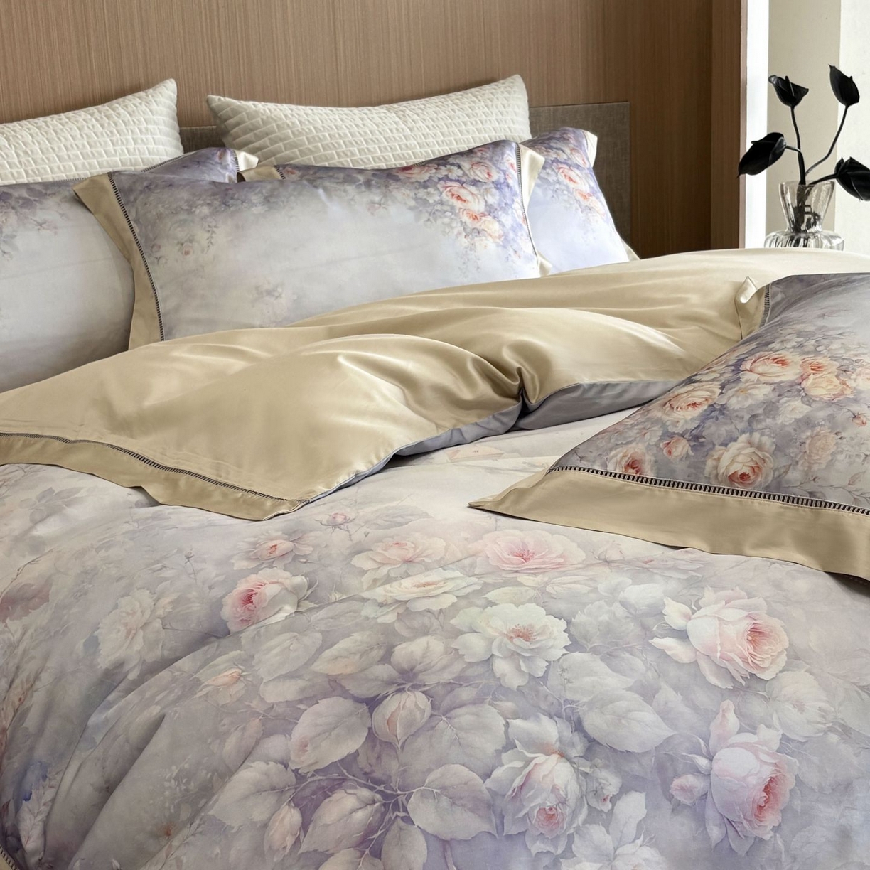 91家纺网 家纺一手货源 找家纺 佳汐蓝家纺 2025新款天丝棉数码印花镂空床盖款四件套 伊利花园紫