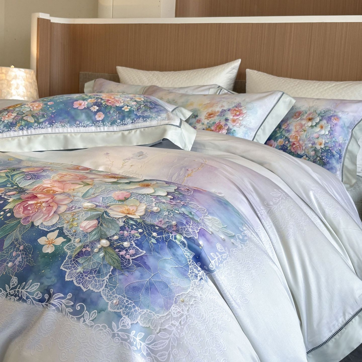 91家纺网 家纺一手货源 找家纺 佳汐蓝家纺 2025新款天丝棉数码印花镂空床盖款四件套 素影兰