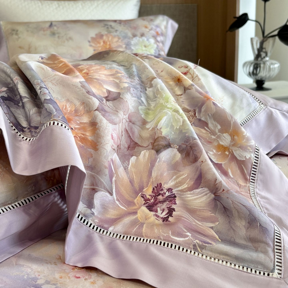 91家纺网 家纺一手货源 找家纺 佳汐蓝家纺 2025新款天丝棉数码印花镂空床盖款四件套 花间悦-紫