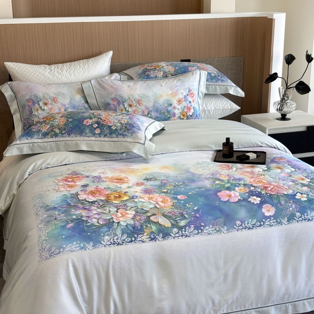 91家纺网 家纺一手货源 找家纺 佳汐蓝家纺 2025新款天丝棉数码印花镂空床盖款四件套 素影兰