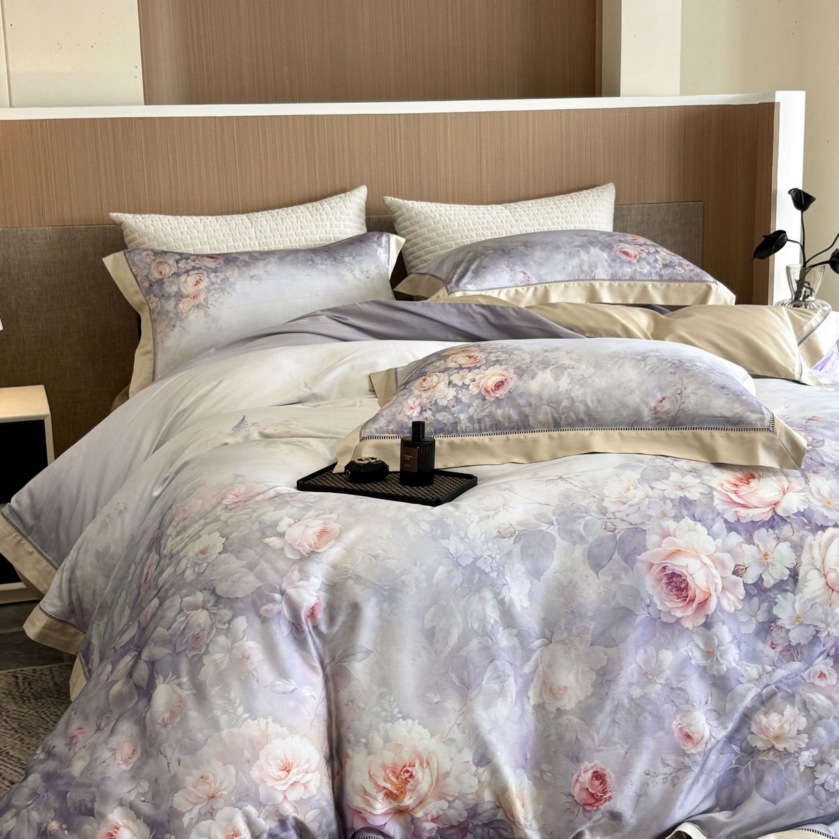 91家纺网 家纺一手货源 找家纺 佳汐蓝家纺 2025新款天丝棉数码印花镂空床盖款四件套 伊利花园紫